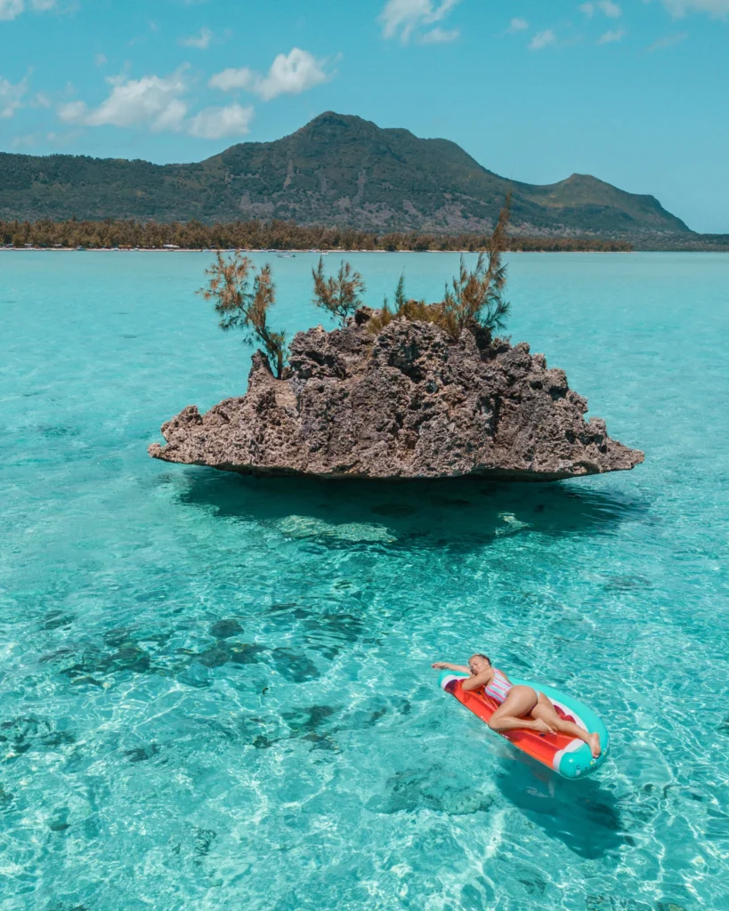 bronzette sur un matelas au rocher crystal de l'ile maurice