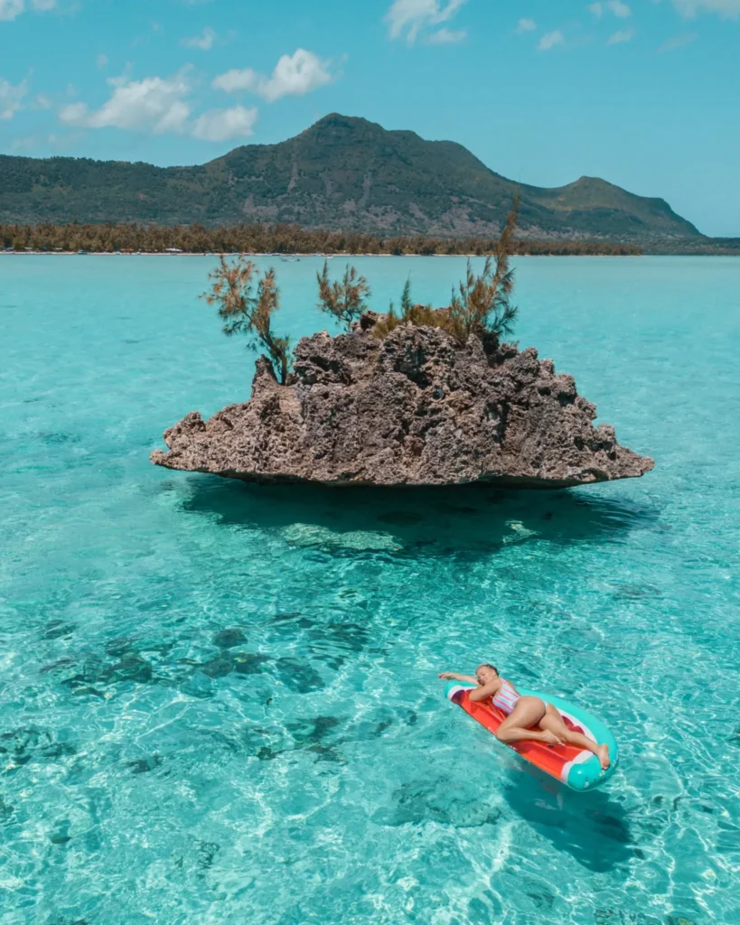 bronzette sur un matelas au rocher crystal de l'ile maurice