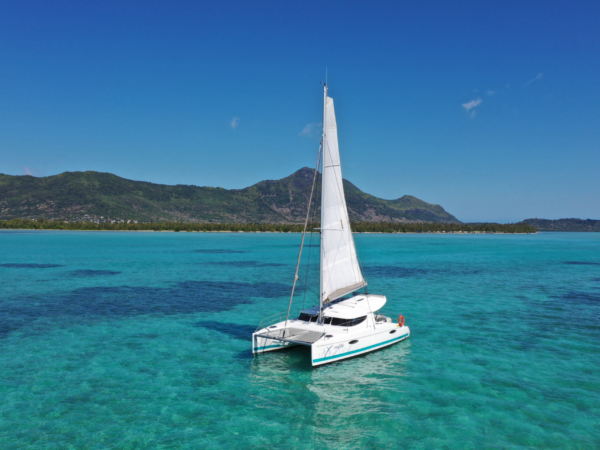 catamaran au milieu ocean ile maurice