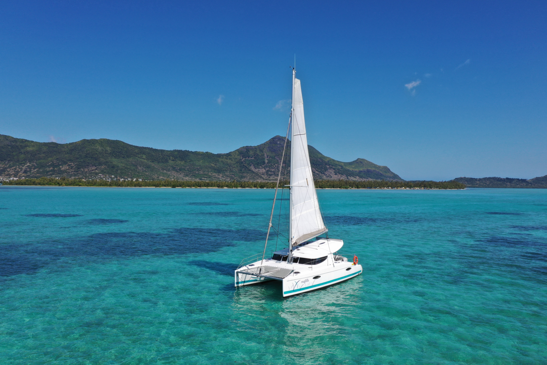 catamaran au milieu ocean ile maurice