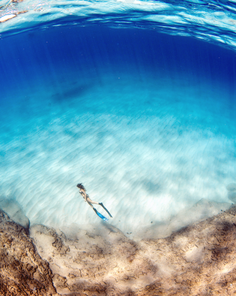 femme snorkeling et longues palmes dans les eaux de maurice