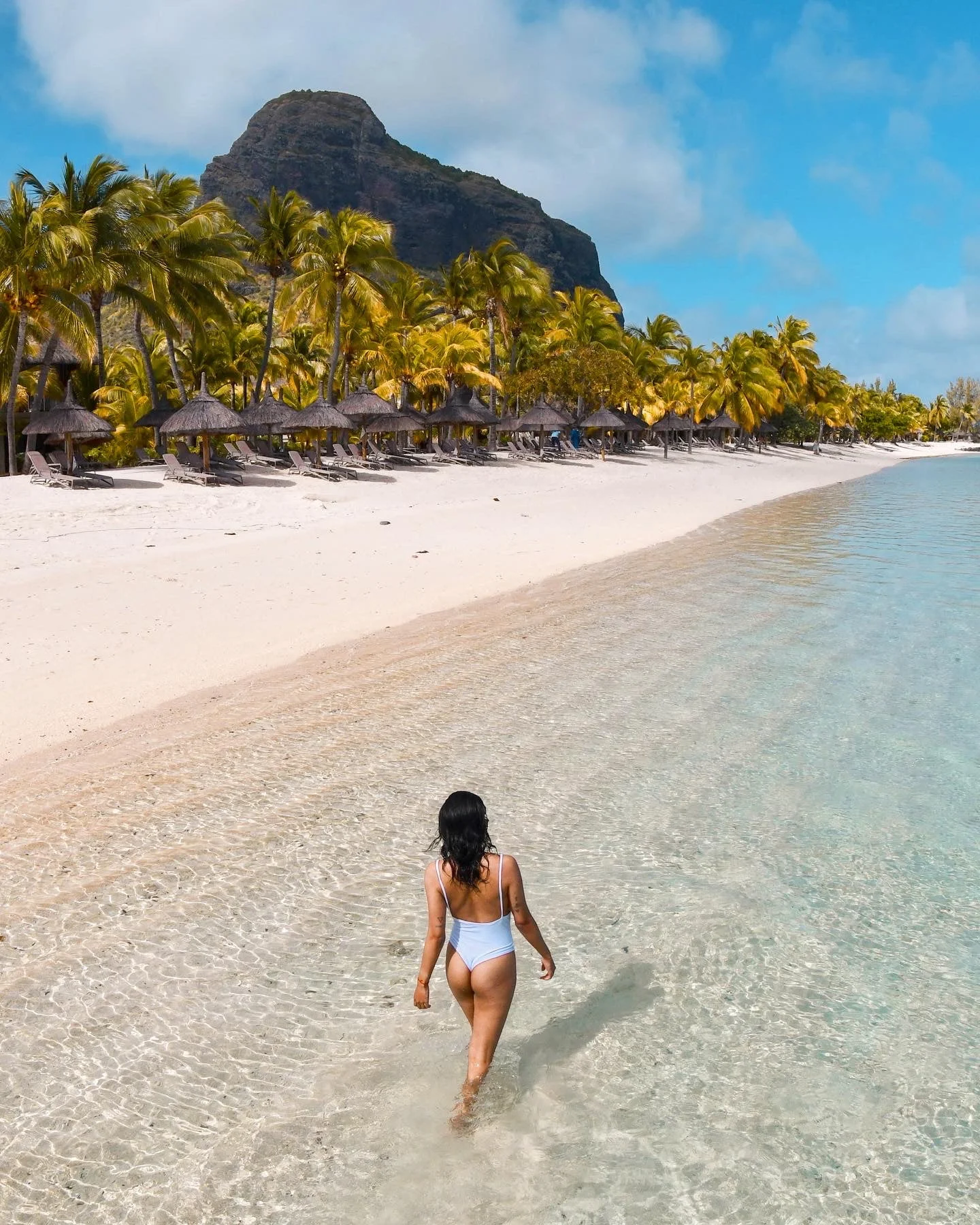 femme sur la plage avec vue sur le morne brabant