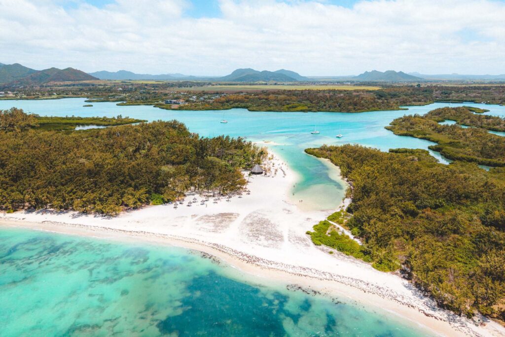 Vue aérienne de lagons et d’îlots bordés de sable blanc