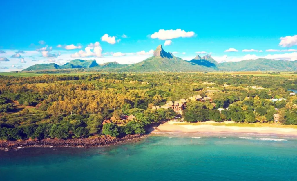 Vue aérienne de la baie de Tamarin et des montagnes de l’ouest