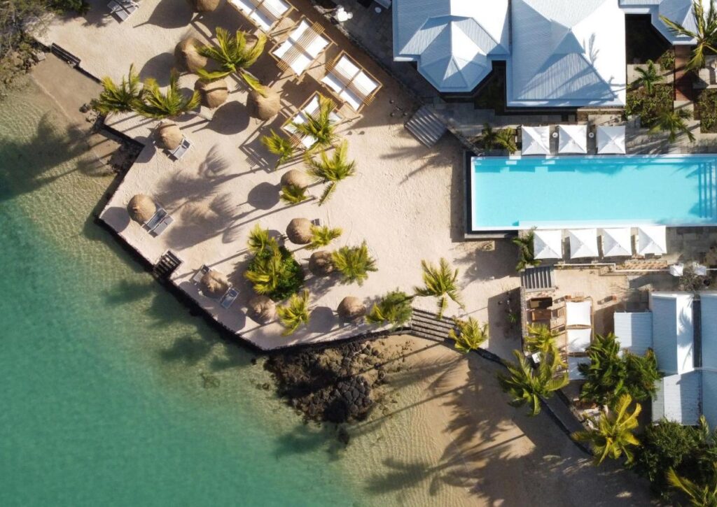 Plage privée de l’hôtel Veranda Grand Baie avec sable doré et lagon turquoise