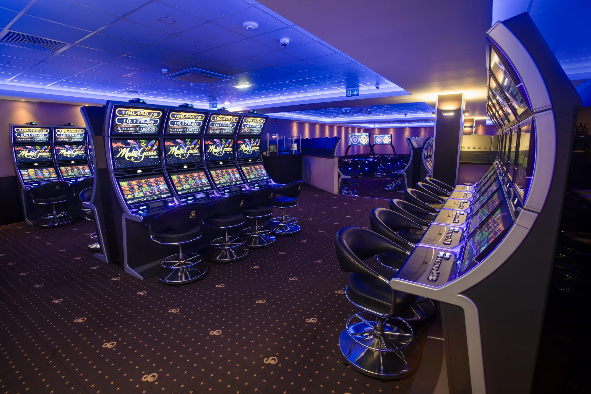 Ambiance animée et jeux dans un casino à l'île Maurice