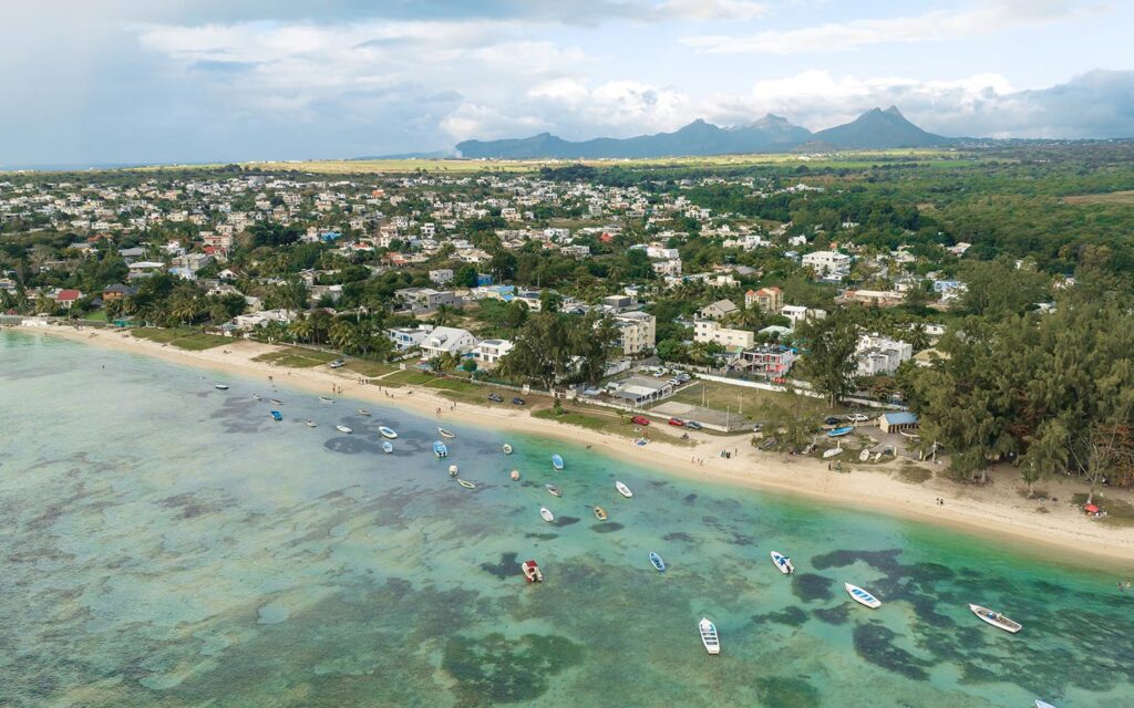 Vue aérienne de la côte d’Albion, de son lagon et des bateaux au mouillage