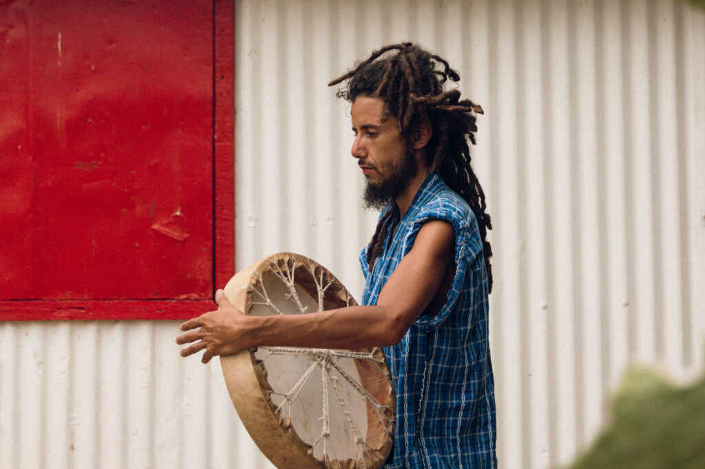 Musicien jouant de la ravanne, le tambour du séga mauricien