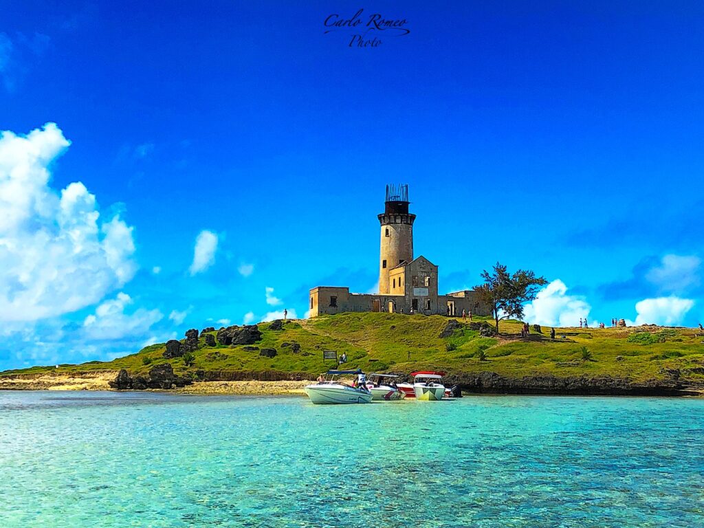 Phare de l’île aux Fouquets et bateaux amarrés dans le lagon de Mahébourg