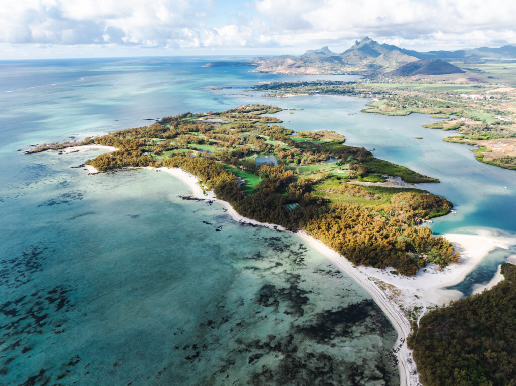Vue aérienne de l’île aux Cerfs et de son lagon, sur la côte est de l’île Maurice