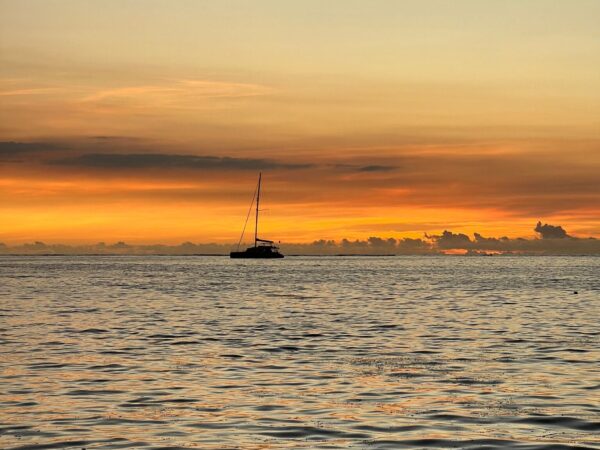 catamaran prive coucher soleil grand baie 03 - Home Silhouette d'un catamaran au mouillage au coucher du soleil, Grand Baie
