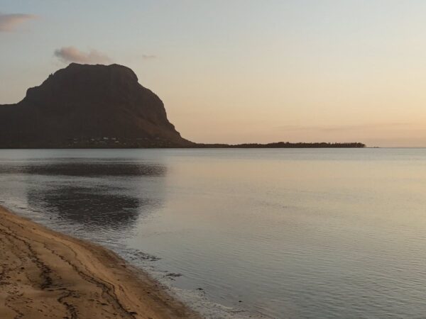 croisiere coucher soleil lagon 01 - L'île aux Bénitiers à l'île Maurice Le lagon du Morne au coucher du soleil, le Morne Brabant en silhouette