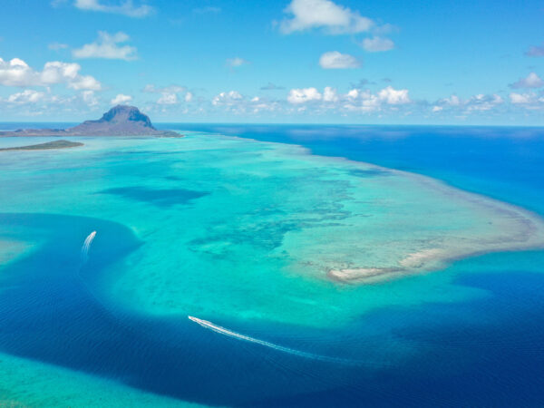 speedboat journee lagon le morne 01 - L'île aux Bénitiers à l'île Maurice Le lagon du Morne vu du ciel : récif, eaux turquoise et Morne Brabant, un bateau traçant son sillage