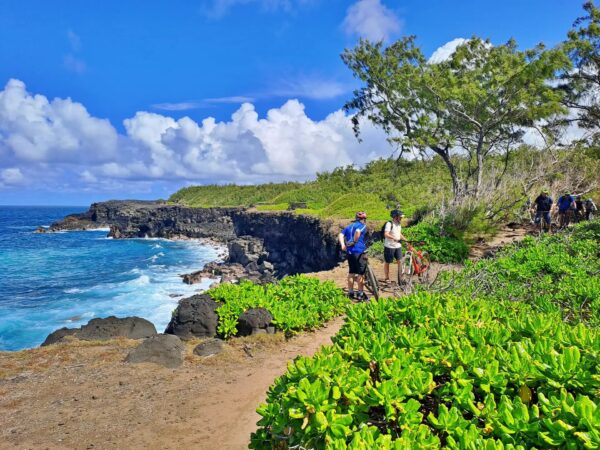 vtt pont naturel souffleur 01 - Home Cyclistes sur le sentier côtier au-dessus des falaises du sud