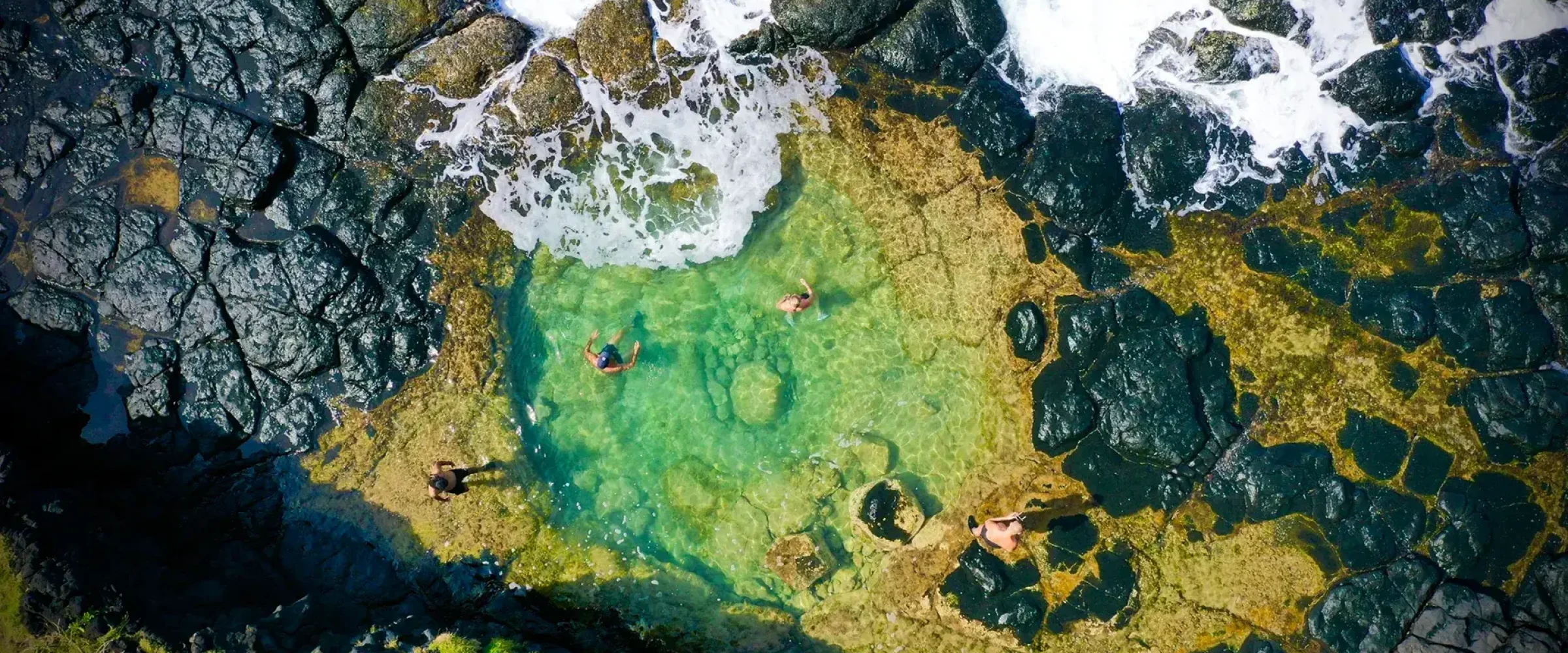 Baignade entre les rochers au sud sauvage de l'île Maurice